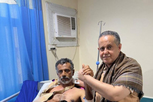 الحالمي يطمئن على الكعلولي عقب إصابته بمعارك ضد مليشيا الحوثي